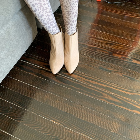 Steven Madden beige modern pointed toe ankle boots - Picture 3 of 6